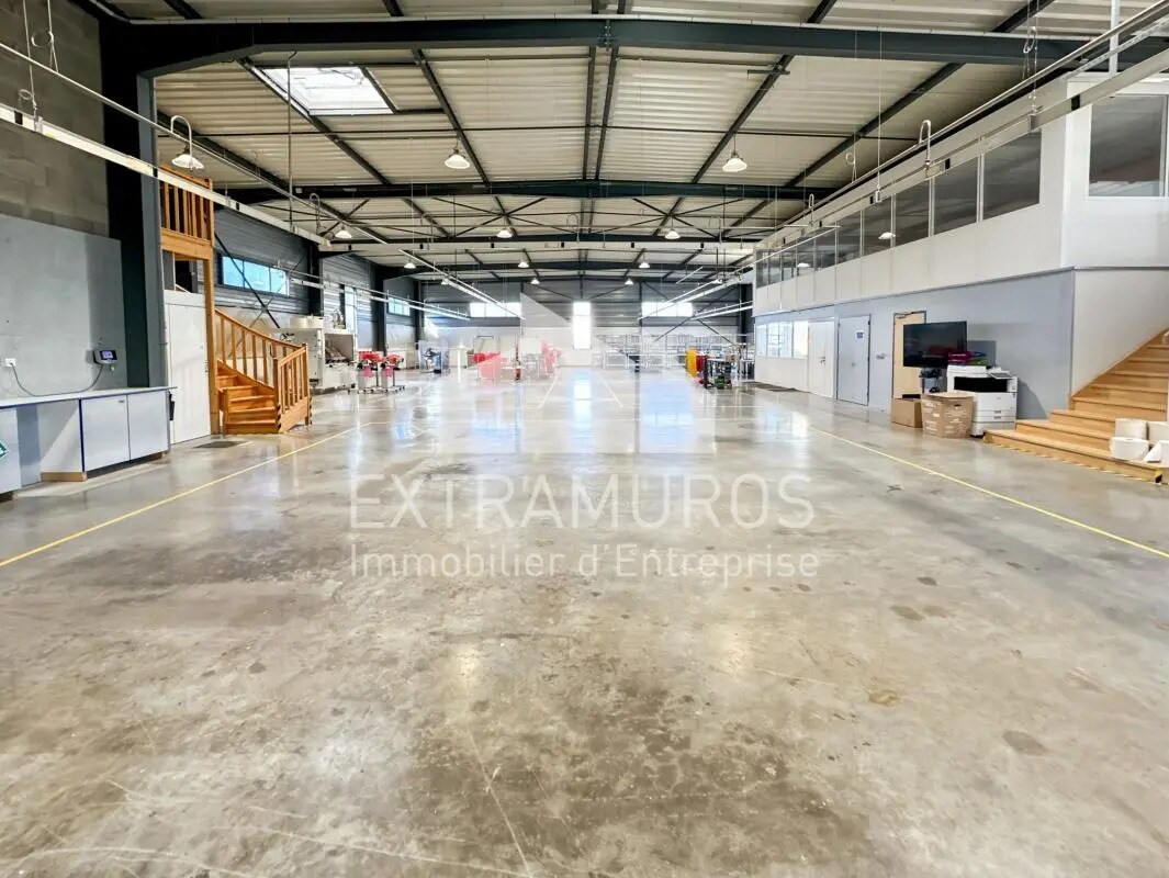 Flex in Bully for lease Interior Photo- Image 1 of 14