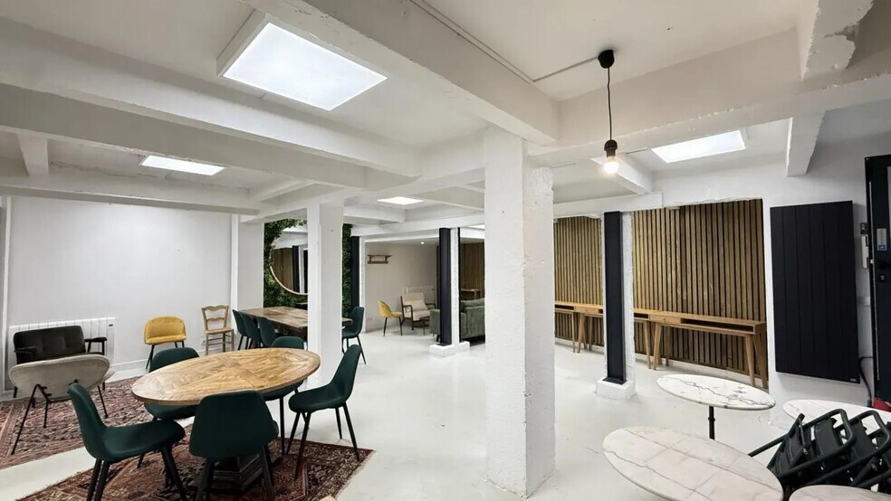 Retail in Vannes for sale - Building Photo - Image 2 of 10