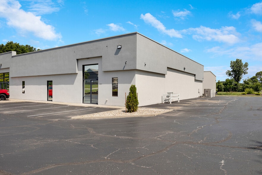 307-313 SE AA Hwy, Blue Springs, MO for lease - Primary Photo - Image 1 of 3
