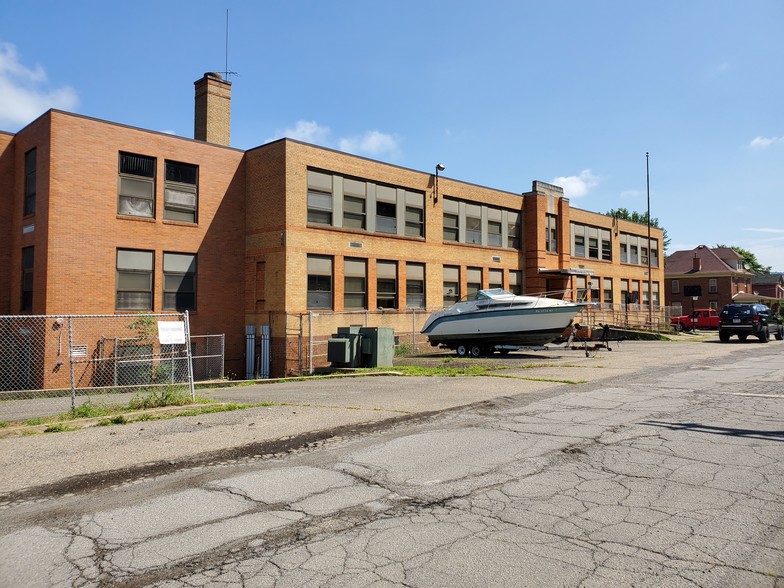 306 Jefferson St, Newell, WV for sale - Building Photo - Image 1 of 1