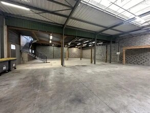 Flex in Domont for lease Interior Photo- Image 1 of 5