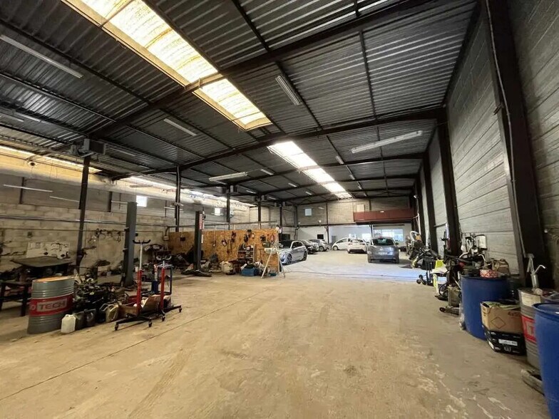 Flex in Porcheville for sale - Building Photo - Image 3 of 9