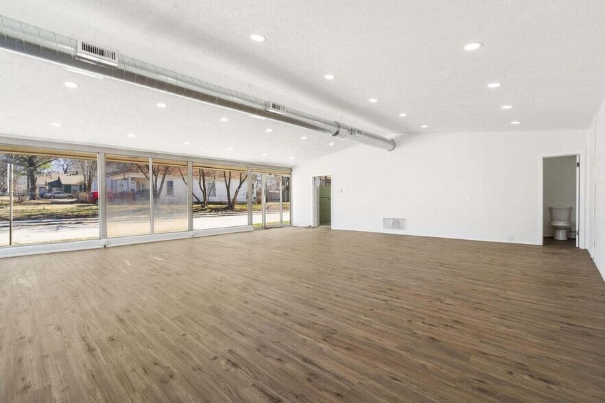 1464 E Commercial St, Springfield, MO for lease - Building Photo - Image 2 of 8