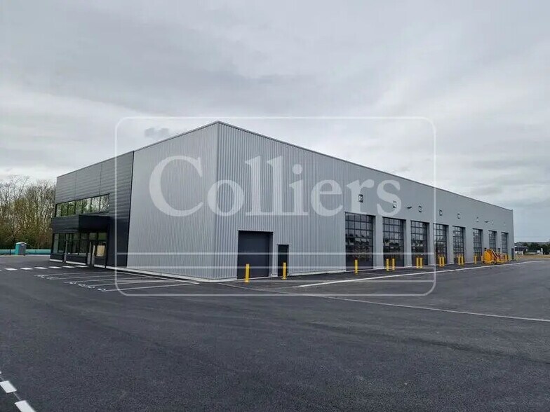 Office in Cabannes for lease - Building Photo - Image 2 of 3