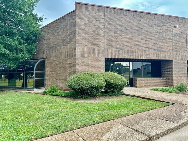 817 Greenview Dr, Grand Prairie, TX for lease - Building Photo - Image 3 of 23