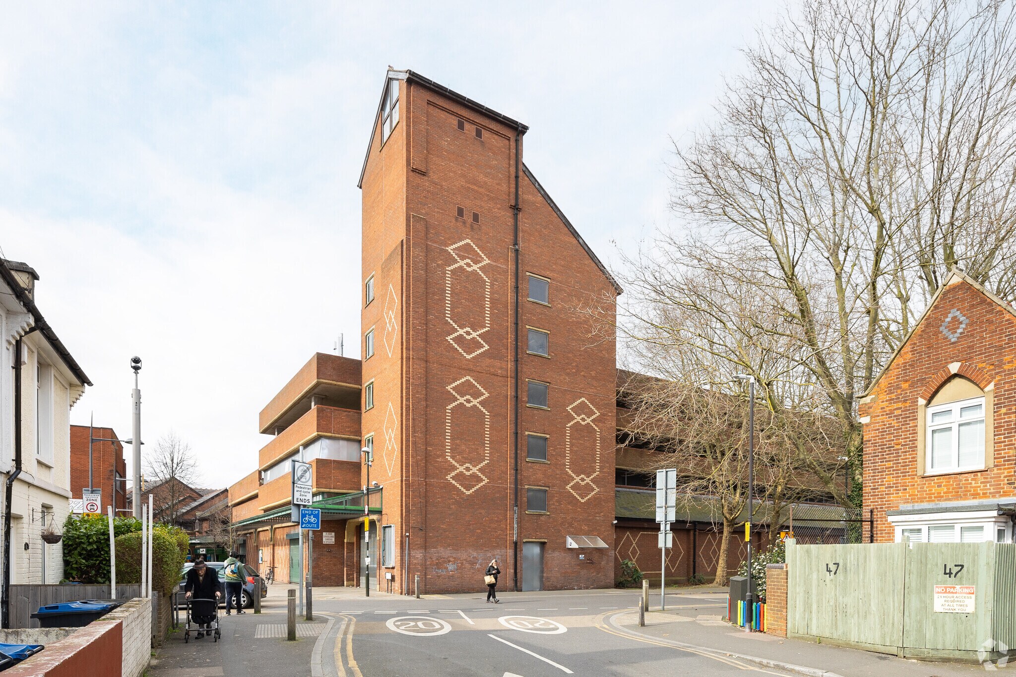 11-12 Majestic Way, Mitcham for sale Primary Photo- Image 1 of 1