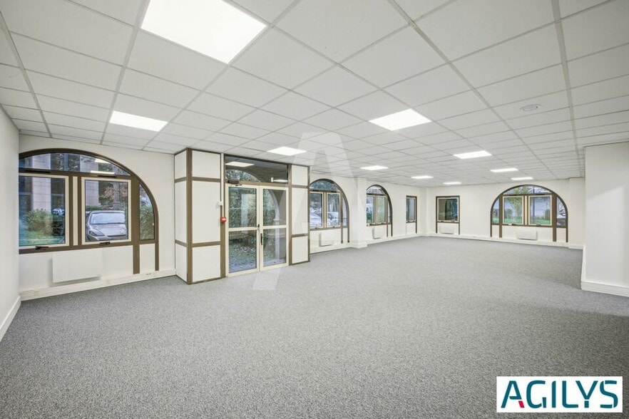 30 Rue Jean Rostand, Orsay for lease - Interior Photo - Image 1 of 12