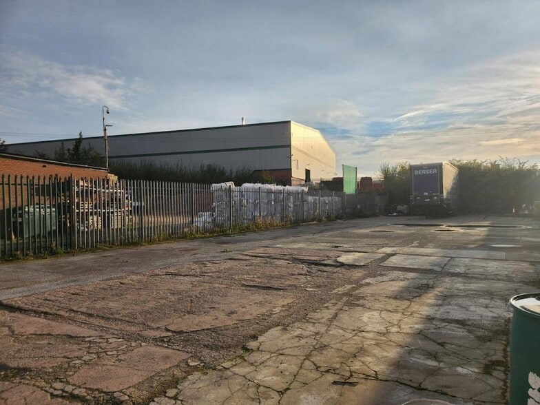 Unit 15 Turner Cres, Newcastle Under Lyme for lease - Building Photo - Image 3 of 6