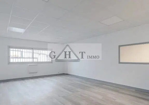 Flex in Lisses for lease - Interior Photo - Image 3 of 3