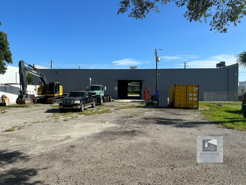 2724 Shawnee Ave, West Palm Beach, FL for lease - Building Photo - Image 3 of 8