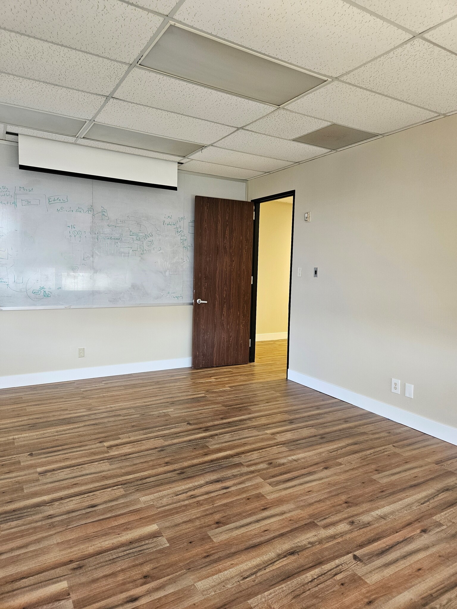 1350 W Walnut Hill Ln, Irving, TX for lease Interior Photo- Image 1 of 3