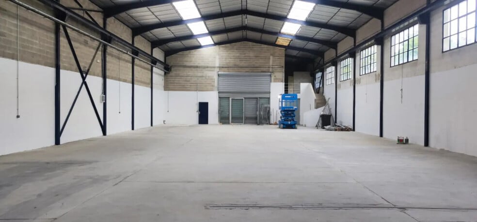 Flex in Morangis for lease - Building Photo - Image 3 of 8