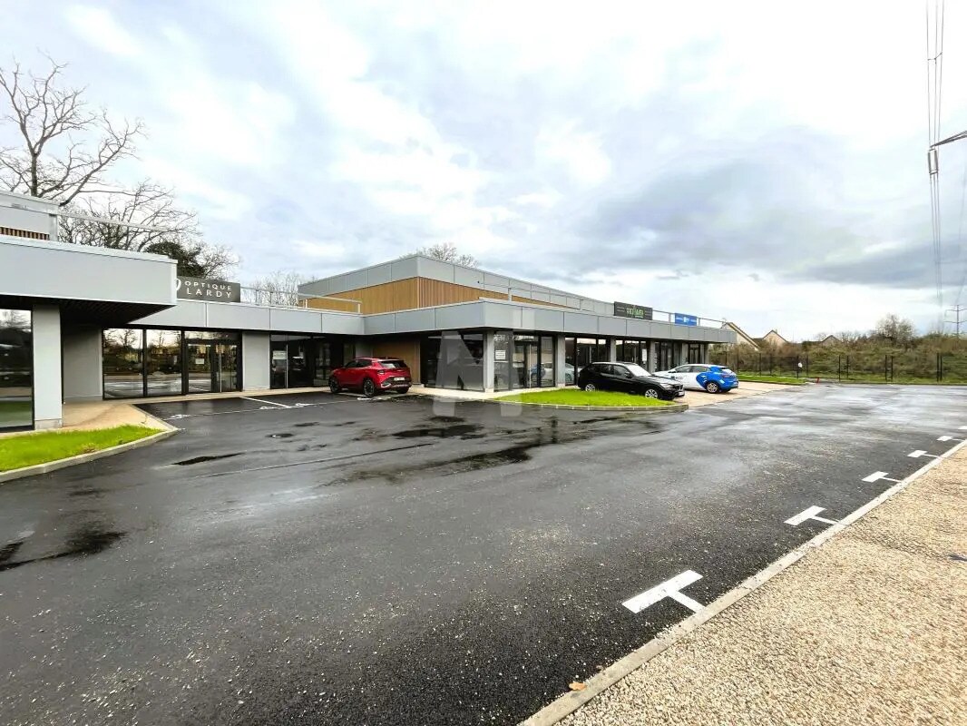 Retail in Lardy for lease Building Photo- Image 1 of 7