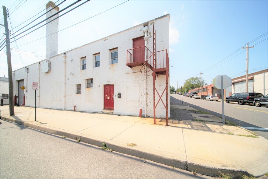 37 Denton Ave, New Hyde Park, NY for sale - Building Photo - Image 1 of 1