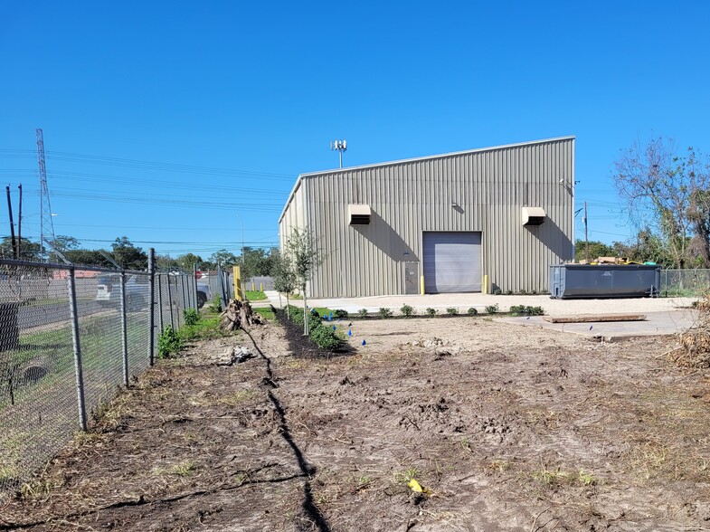 9902 E Hardy Rd, Houston, TX for lease - Building Photo - Image 1 of 1