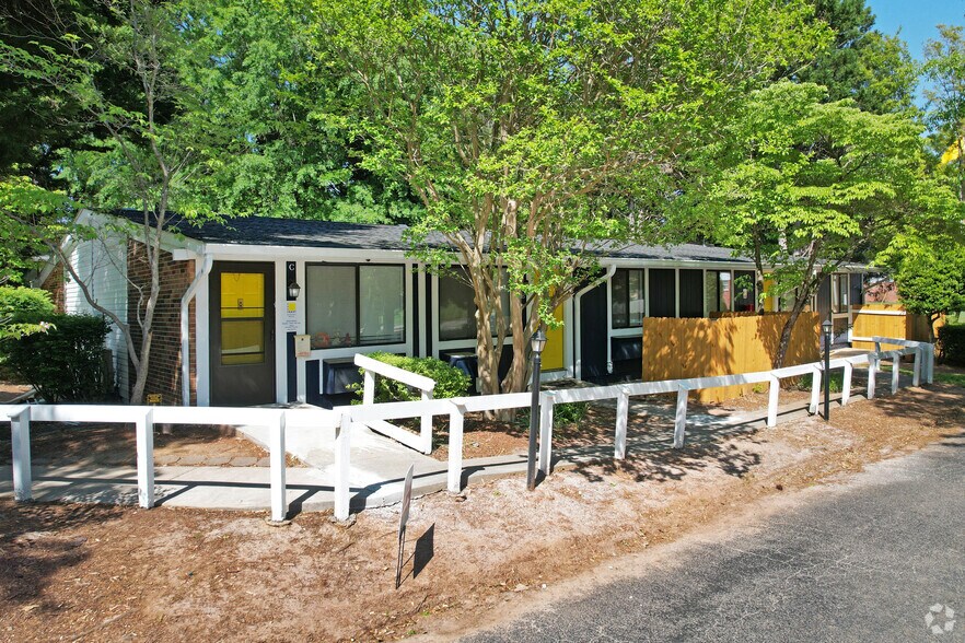 3237 Yanceyville St, Greensboro, NC 27405