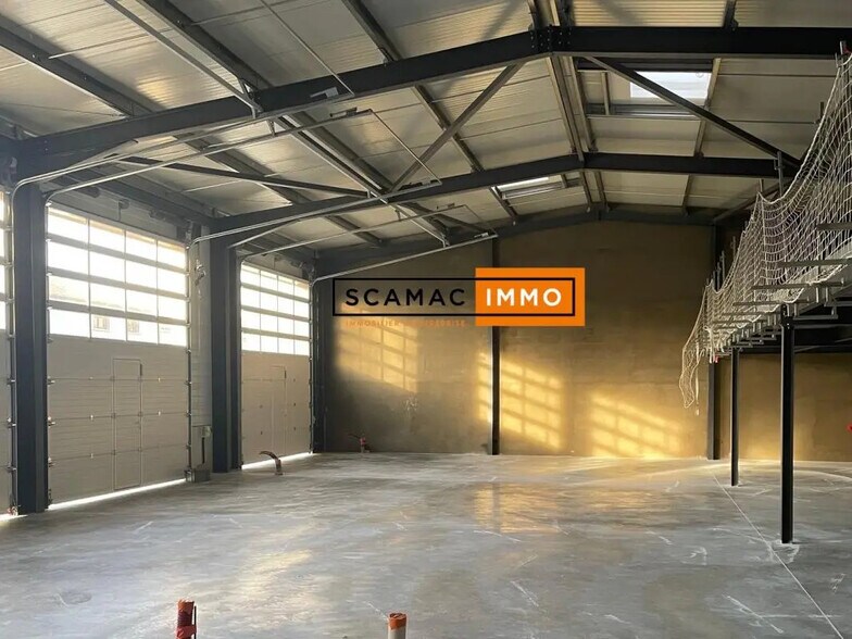 Industrial in La Crau for lease - Building Photo - Image 3 of 6