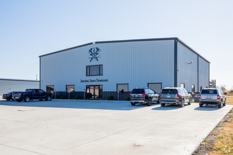 1650 Commerce Dr, Tonganoxie, KS for sale - Primary Photo - Image 1 of 14