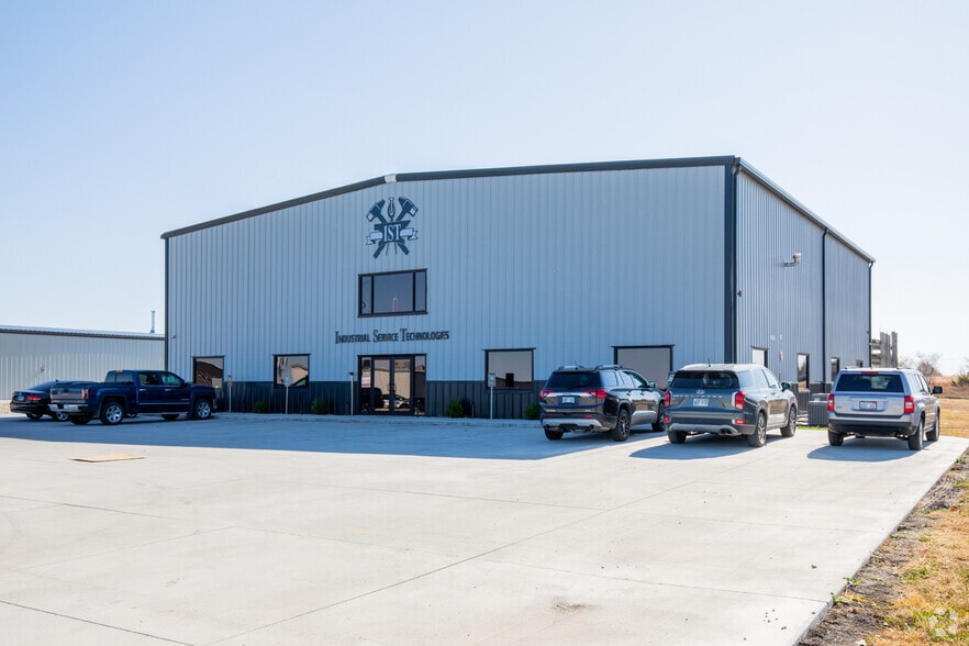 Tonganoxie Industrial Portfolio portfolio of 3 properties for sale on LoopNet.com - Primary Photo - Image 2 of 3