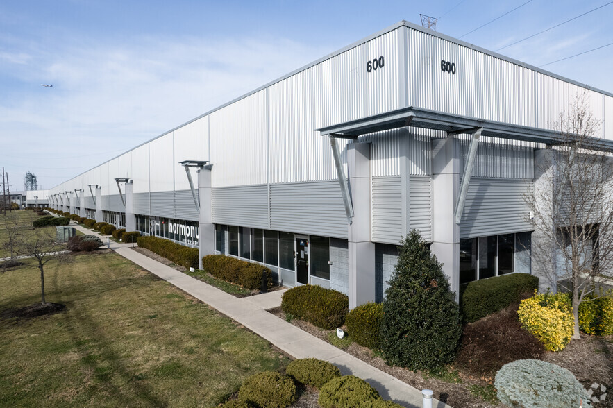 600 Meadowlands Pky, Secaucus, NJ for lease - Building Photo - Image 2 of 6