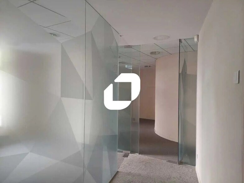 Retail in Montigny-le-Bretonneux for lease - Building Photo - Image 2 of 4