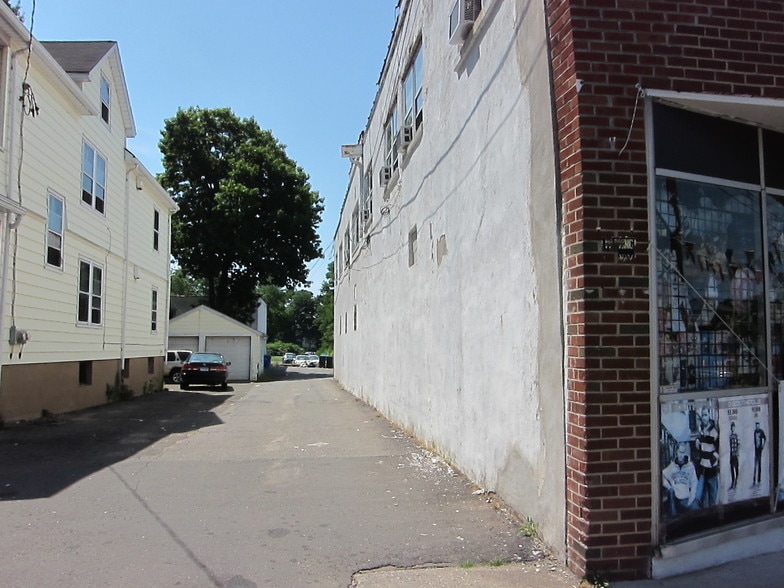 715-717 Burnside Ave, East Hartford, CT for lease - Building Photo - Image 3 of 6