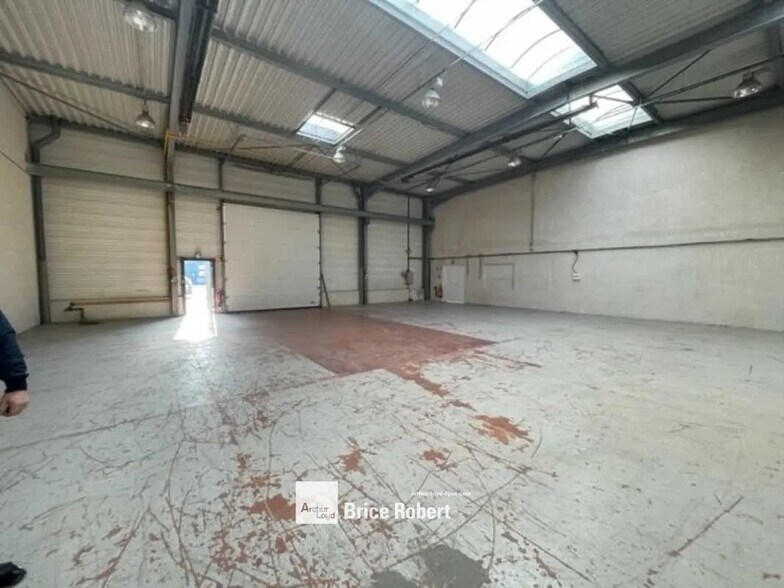 Flex in Bron for lease - Interior Photo - Image 2 of 6