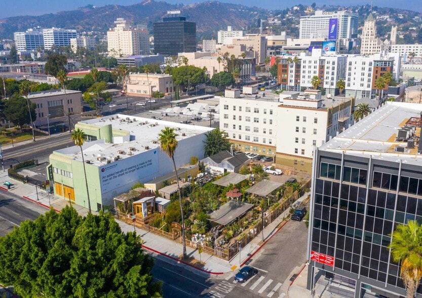 Prime Sunset & Highland Opportunity portfolio of 4 properties for sale on LoopNet.com - Primary Photo - Image 2 of 5