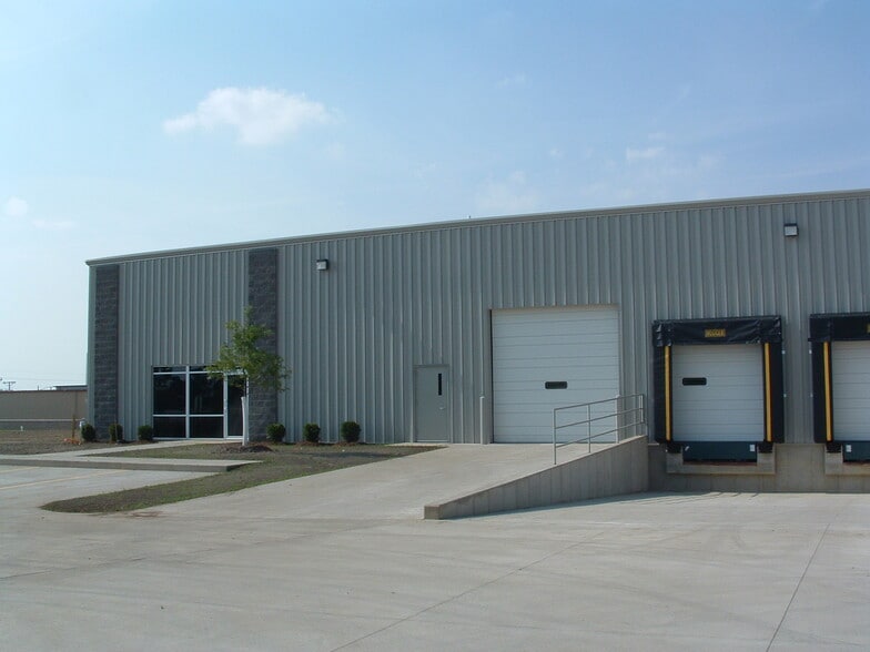 6540 4th St SW, Cedar Rapids, IA for lease - Building Photo - Image 2 of 6