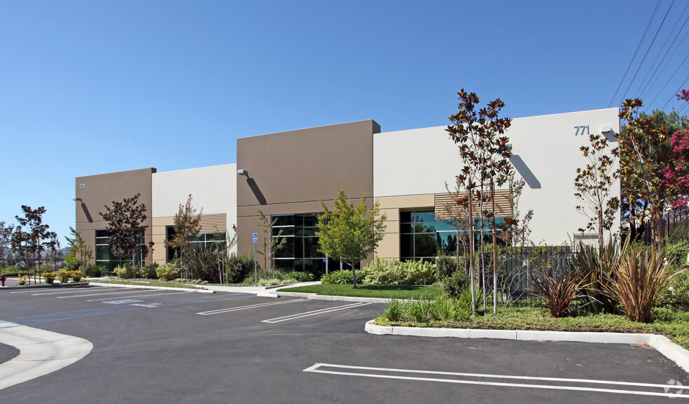 771 Chambers Ln, Simi Valley, CA for lease - Building Photo - Image 2 of 4