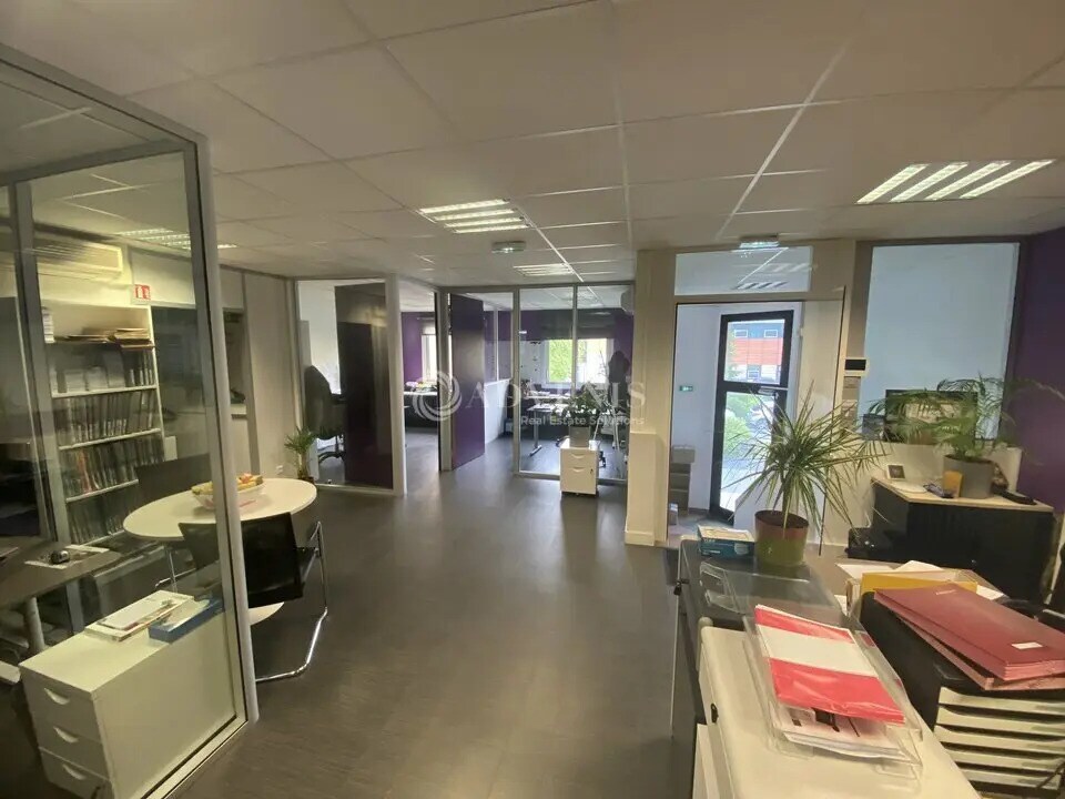 Flex in Voisins-le-Bretonneux for lease Interior Photo- Image 1 of 5