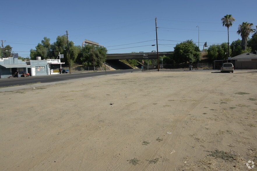 704 N Fresno St, Fresno, CA for sale - Primary Photo - Image 1 of 2
