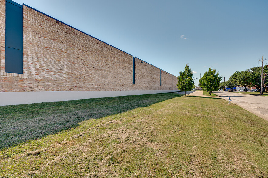 1208 Viceroy Dr, Dallas, TX for lease - Building Photo - Image 3 of 11