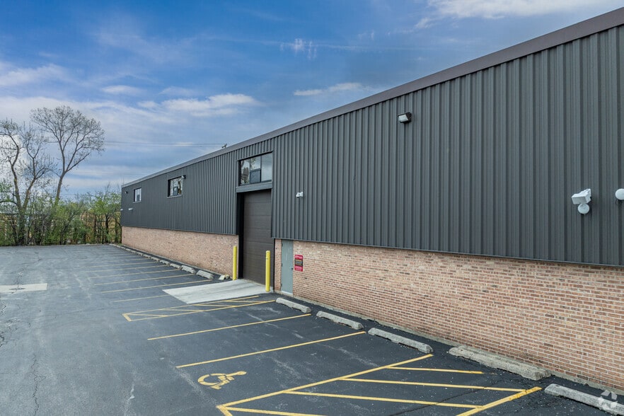 901 N Du Page Ave, Lombard, IL for lease - Building Photo - Image 3 of 5