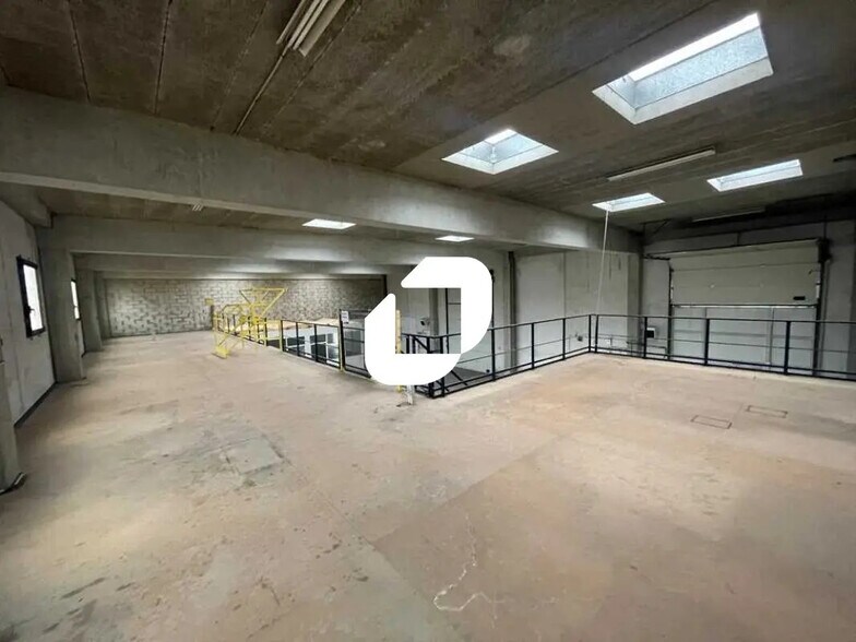 10 Rue du Moulin Vert, Vert for lease - Building Photo - Image 3 of 18