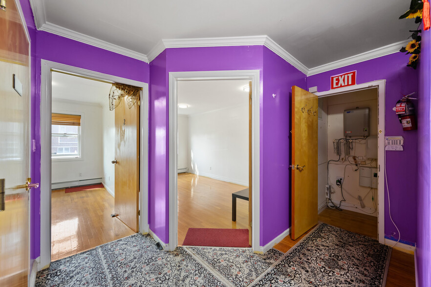 19906 47th Ave, Flushing, NY for sale - Interior Photo - Image 3 of 5