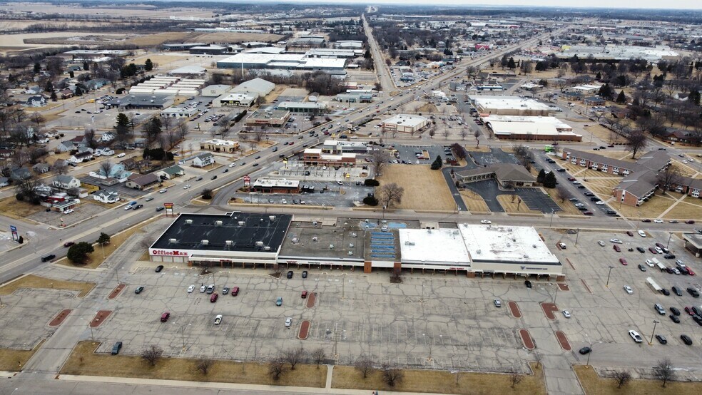 1319-1413 Creston Park Dr, Janesville, WI for sale - Building Photo - Image 3 of 17