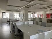Espace de travail lumineux et moderne, parfait pour stimuler la créativité.