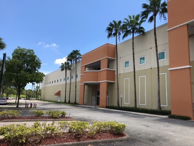 6301 E 10th Ave, Hialeah, FL for lease - Building Photo - Image 2 of 4