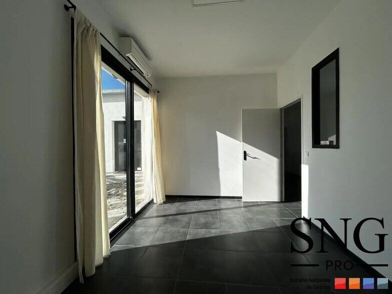 Office in Éguilles for lease - Interior Photo - Image 3 of 11