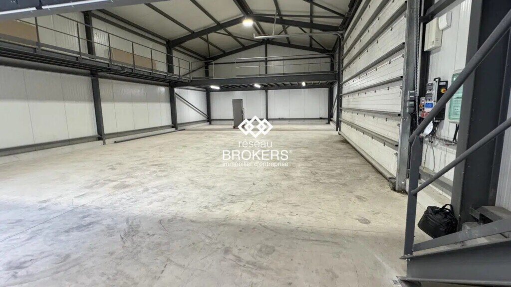Location Entrepôt 300 m² - Photo 1