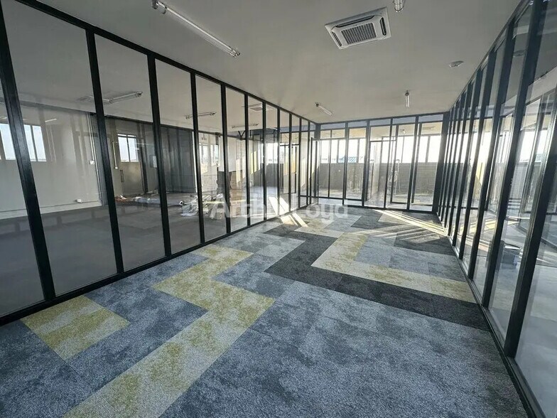 Office in Reims for lease - Interior Photo - Image 2 of 5