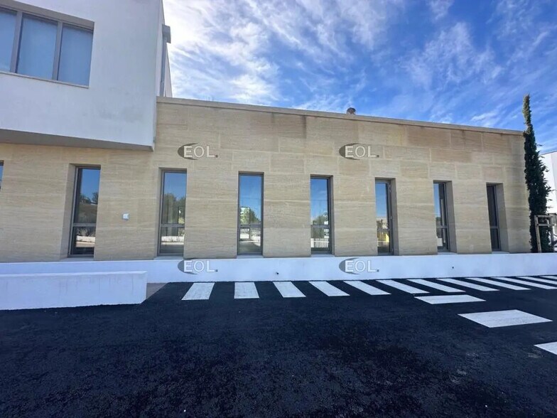 Office in Lançon-Provence for lease - Building Photo - Image 2 of 9