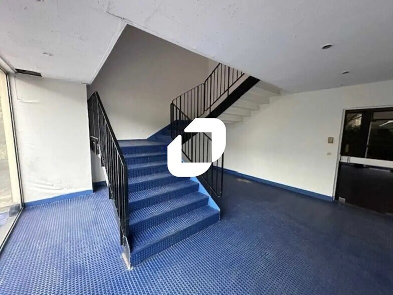 Office in Eaubonne for lease - Interior Photo - Image 2 of 10