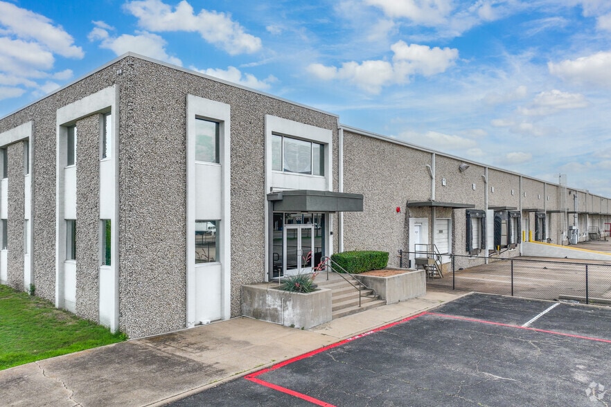 1810 Kelly Blvd, Carrollton, TX for lease - Building Photo - Image 1 of 21