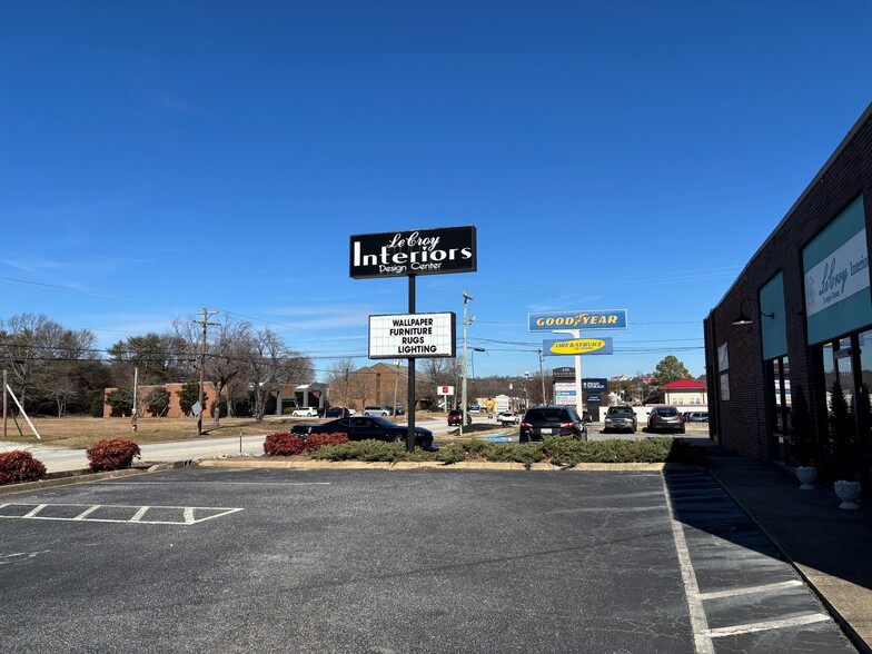 416 Haywood Rd, Greenville, SC for lease - Building Photo - Image 2 of 4