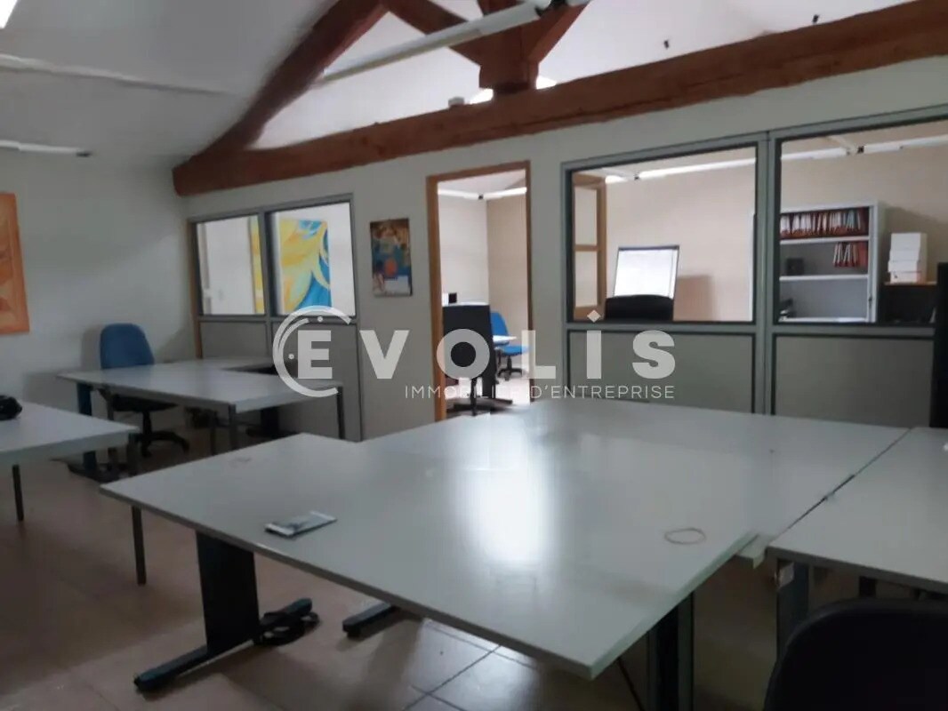 Office in Velleron for lease Interior Photo- Image 1 of 10