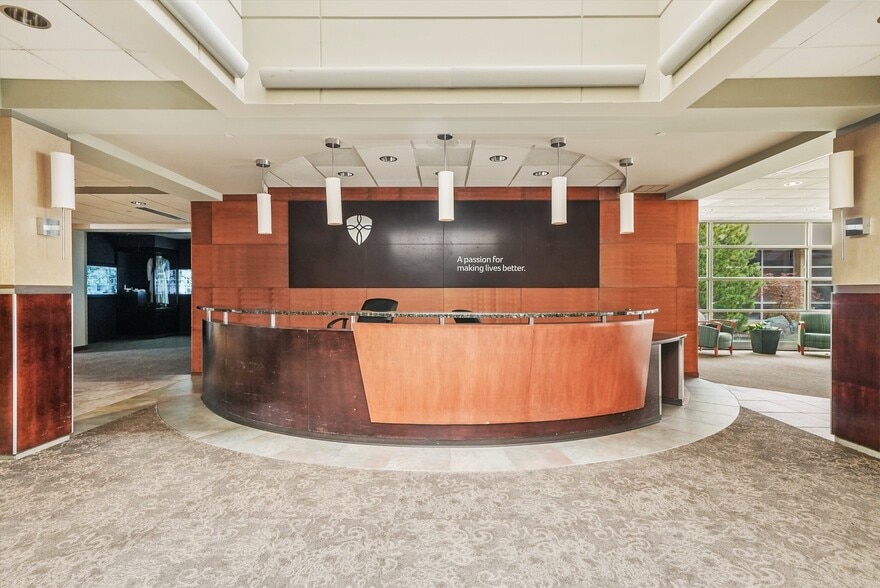 2400 N Rockton Ave, Rockford, IL for lease - Lobby - Image 3 of 30