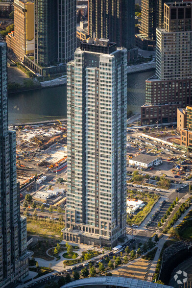 5241 Center Blvd, Long Island City, NY for sale - Primary Photo - Image 1 of 1