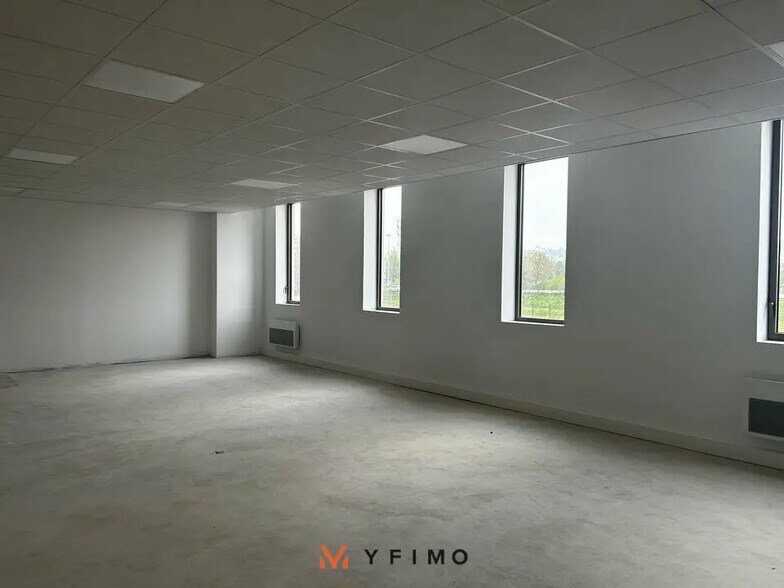 Flex in Buchelay for lease - Interior Photo - Image 2 of 10